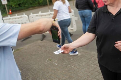 Eintrittskarte wird mit Scanner abgescannt.