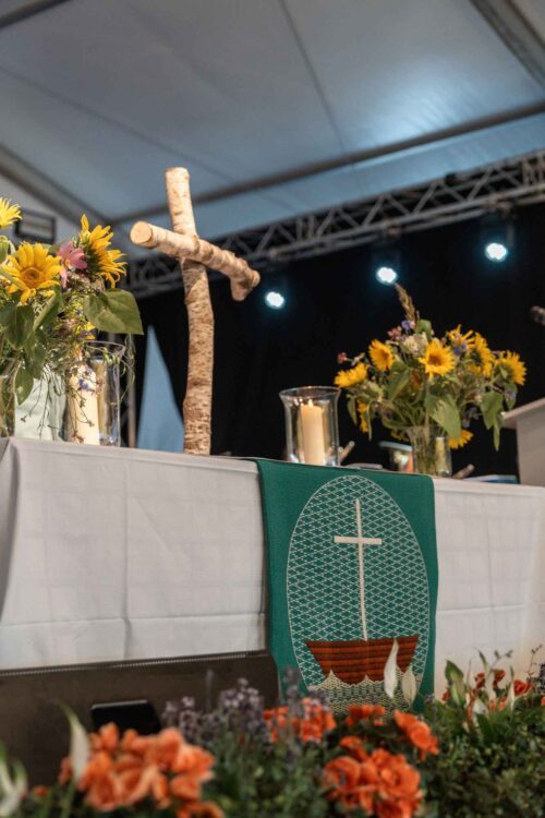 Gottesdienst im Festzelt: „Stolz hindert uns an der Dankbarkeit“