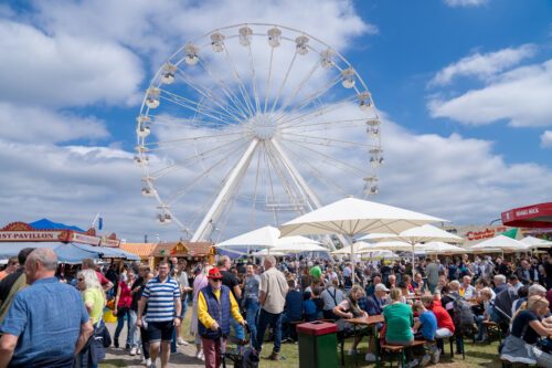 Marktplatz auf dem Geländer der Tarmstedter Ausstellung 2026 mit Riesenrad im Hintergrund