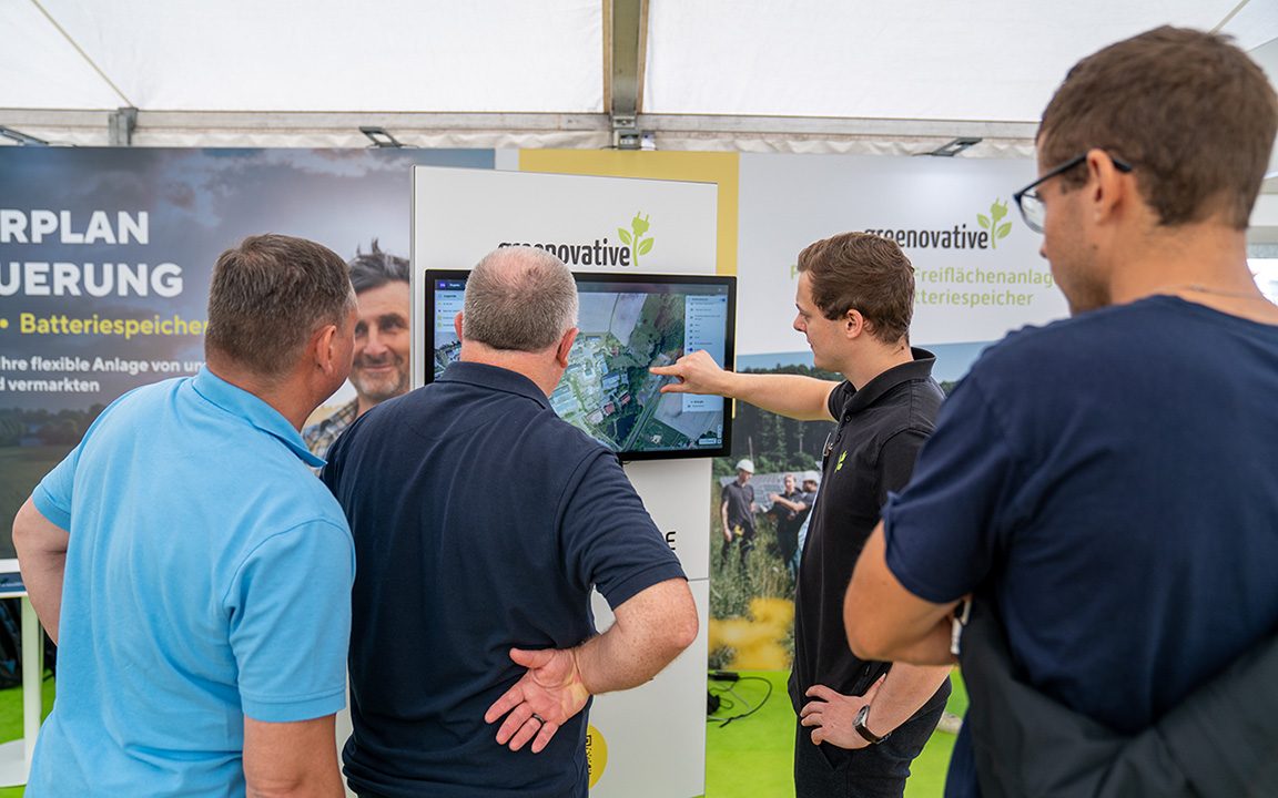 Besucher der Tarmstedter Ausstellung lassen sich zum Thema Erneuerbar Energien beraten und schauen mit Experten auf einen Bildschirm
