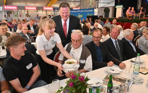 Eröffnungsfeier der Tarmstedter Ausstellung 2026, der erste Teller Erbsensuppe