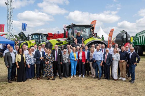 Gruppenfoto des Eröffnungsrundgangs auf der Tarmstedter Ausstellung 2026 auf dem Stand Fricke Landmaschinen
