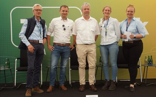 Auf der Bühne der TarmsTalk-Runden, zu sehen sind die fünf Gesprächspartner von Masterrind zum Thema Rindervermarktung